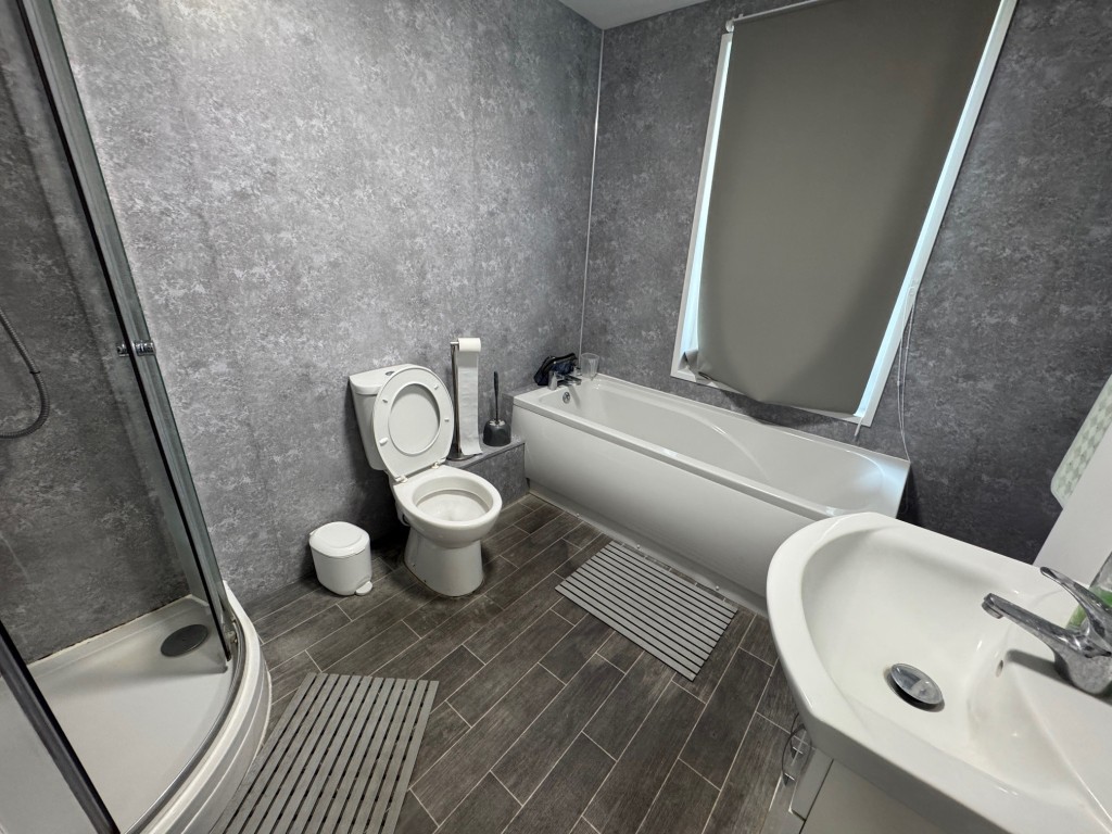 Lot: 7 - FREEHOLD RESIDENTIAL INVESTMENT - Bathroom